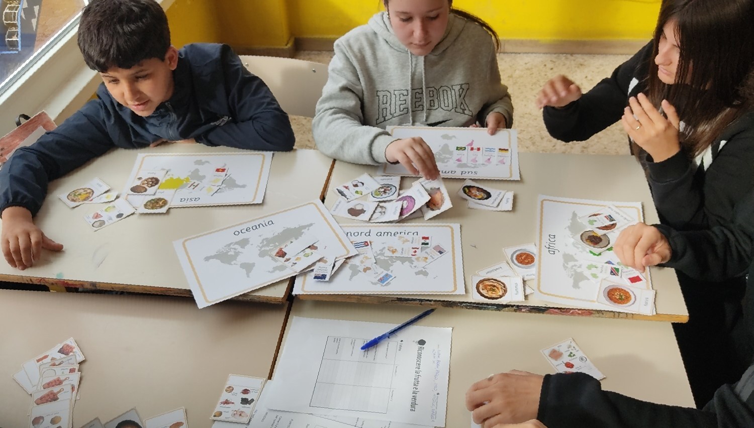 Studenti lavorano su mappe e carte del cibo