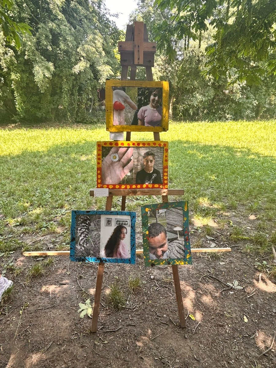 Installazione con fotografie e cornici dipinte