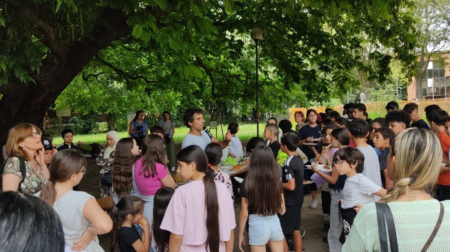 Studenti, famiglie e adulti durante la restituzione finale