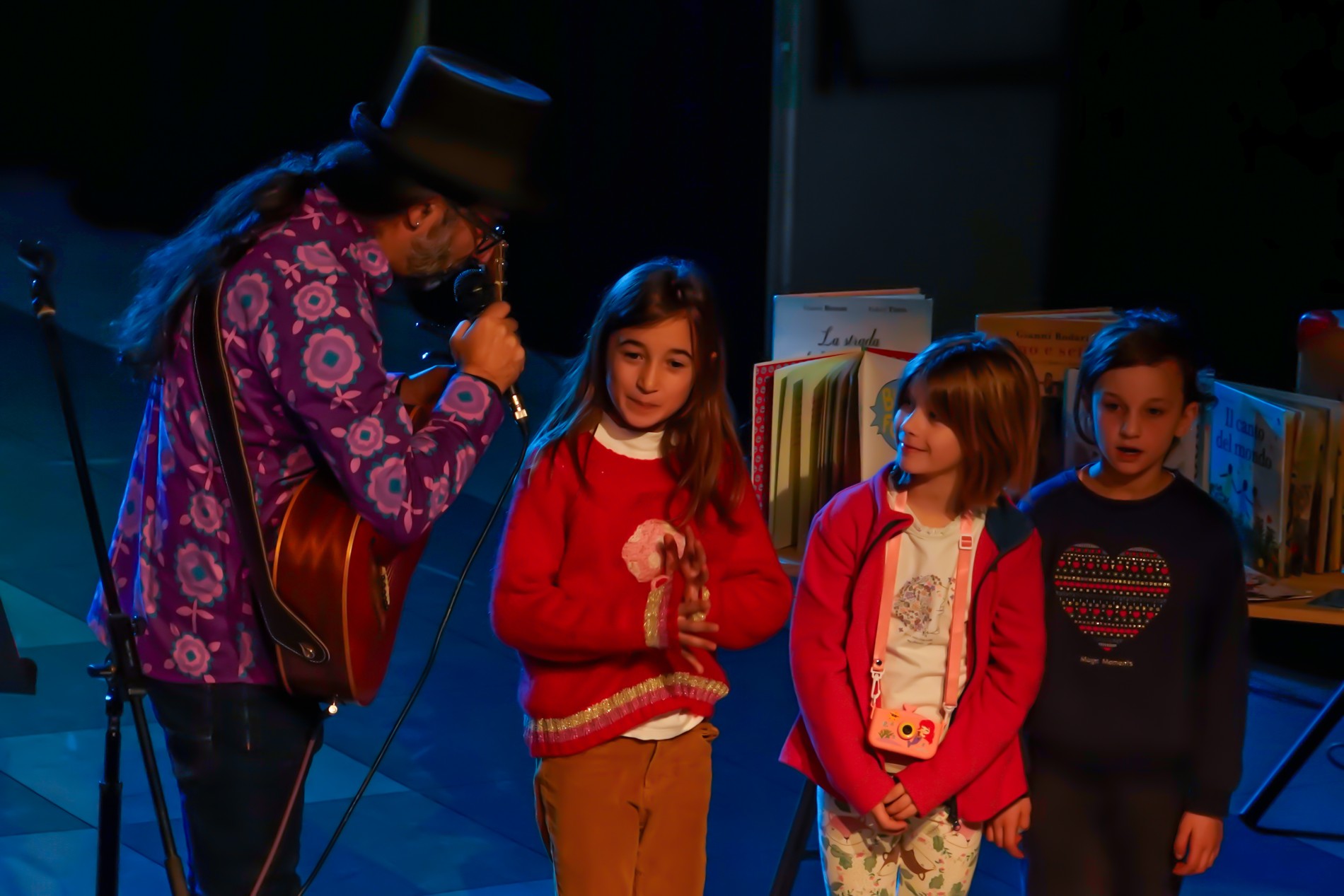 Tre bambine partecipano allo spettacolo insieme a Gianluca Lalli