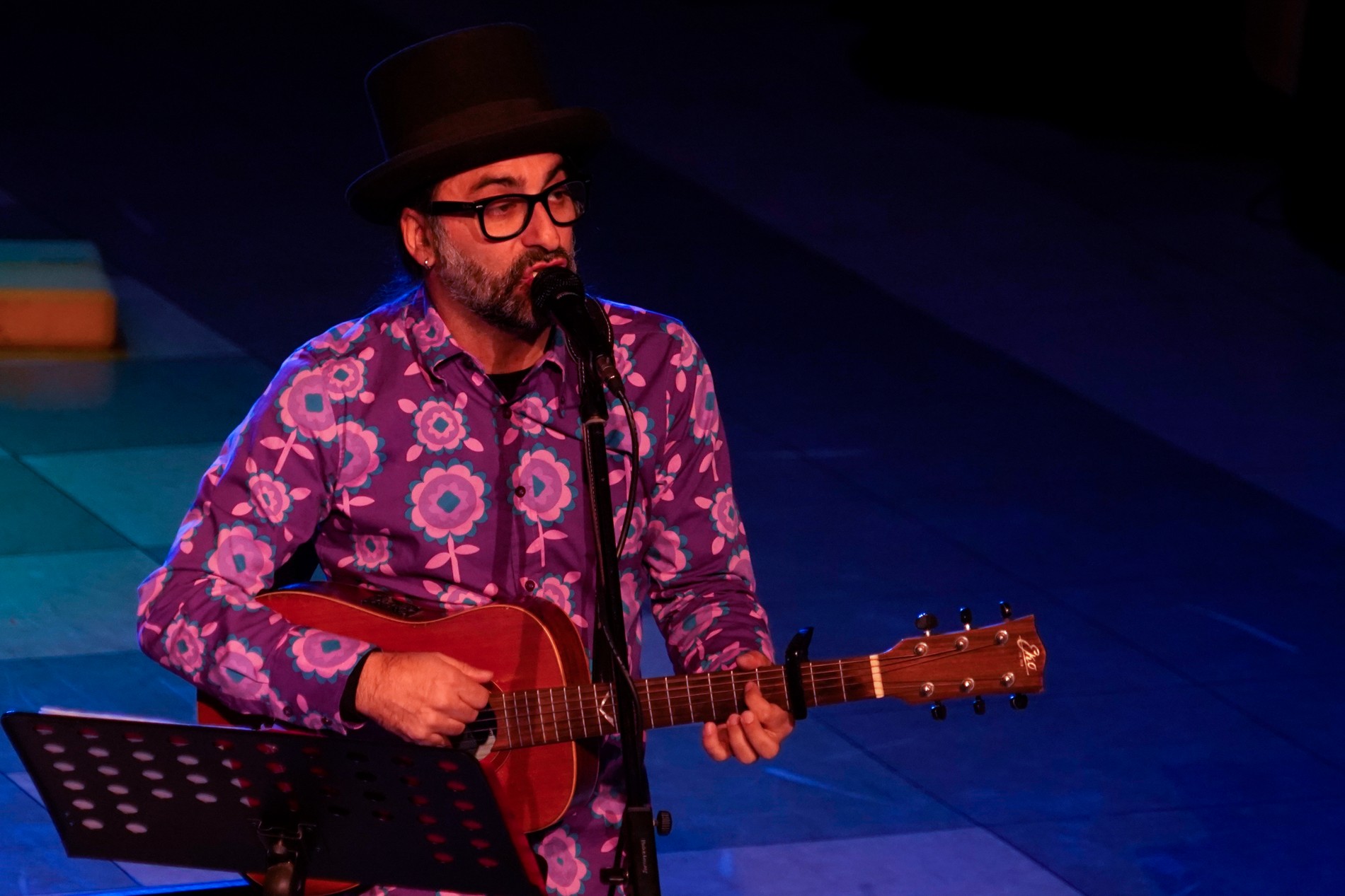 Gianluca Lalli canta e suona la chitarra sul palco del Teatro Marchesa