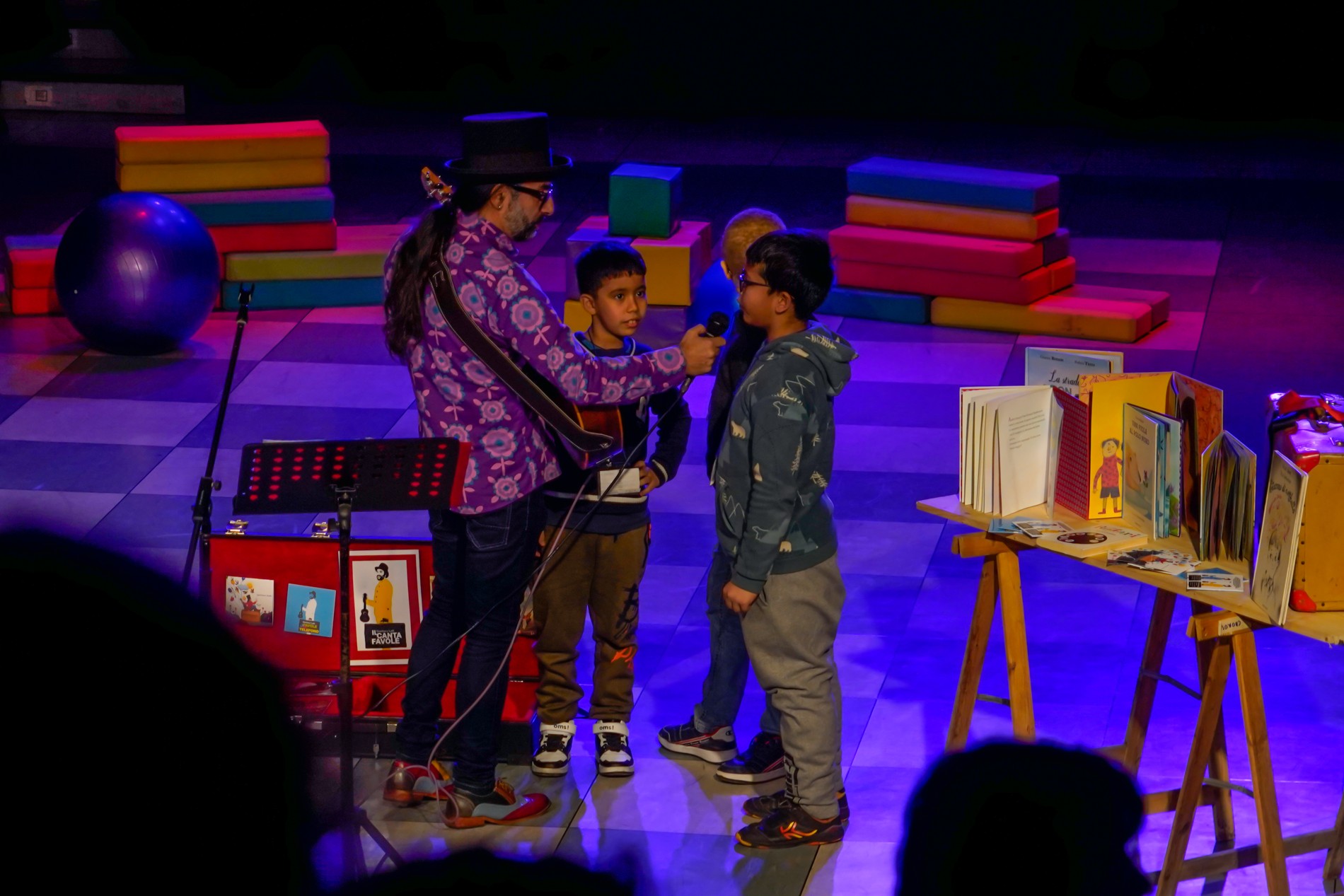 Gianluca Lalli coinvolge due bambini al microfono durante Il Cantafavole