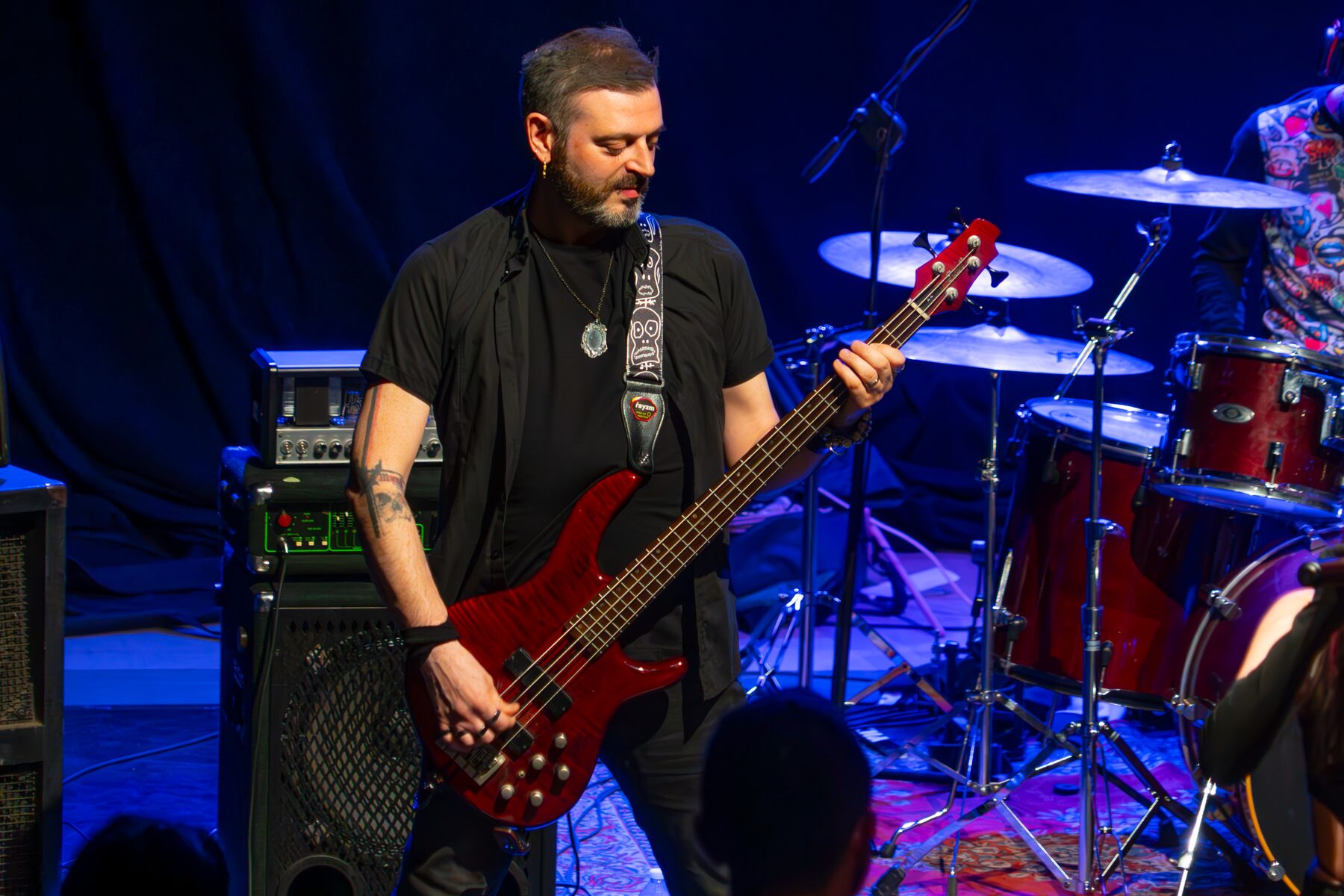 Musicista sul palco durante un concerto del FAM Festival
