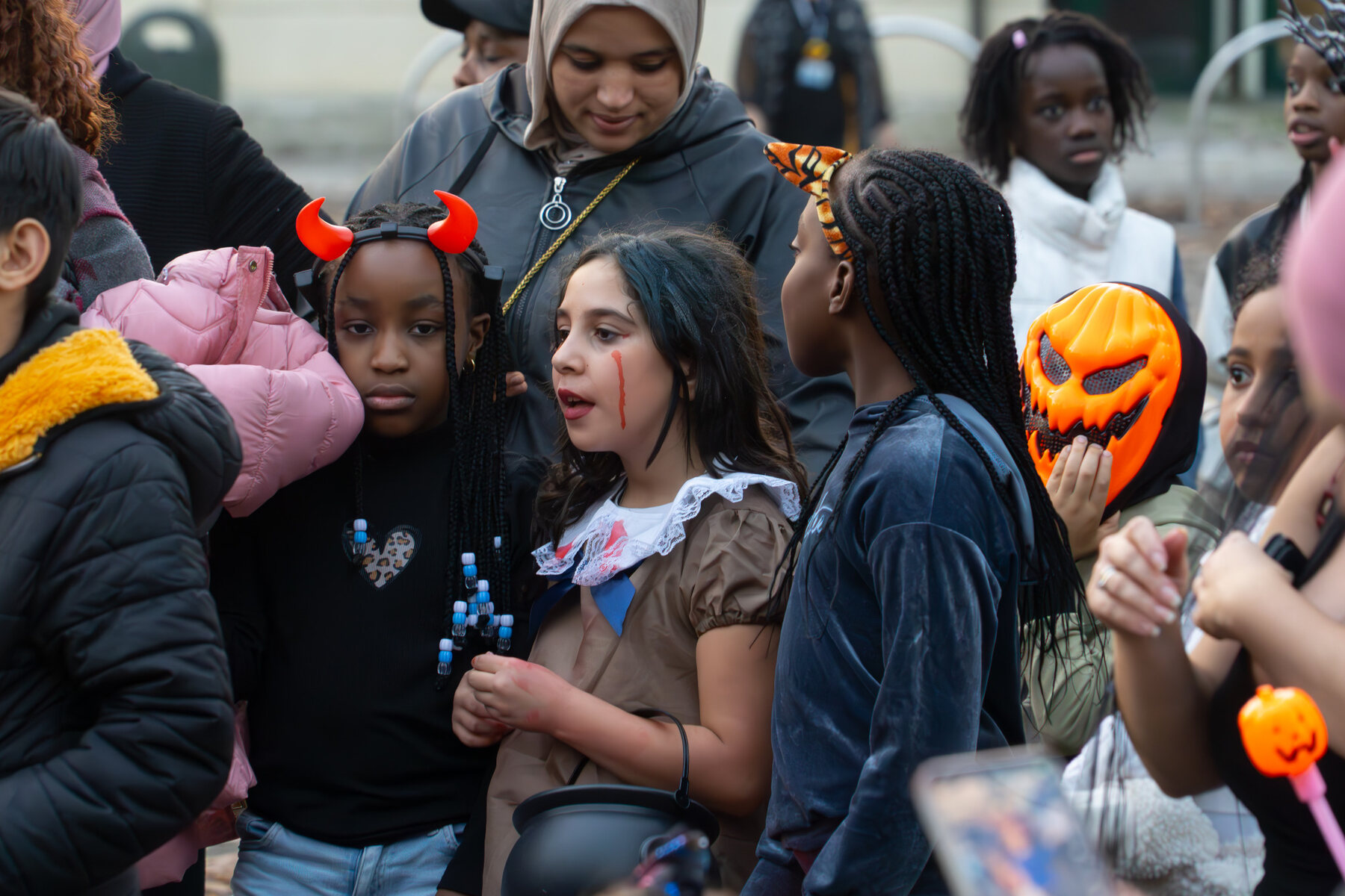 Ragazze e bambini in costume alla sfilata