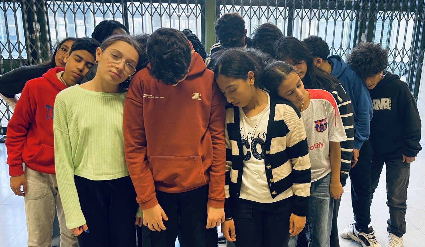Gruppo classe in un esercizio di espressione corporea