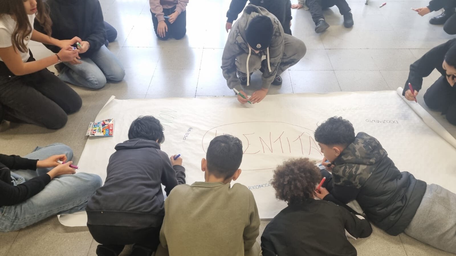 Studenti costruiscono un elaborato collettivo