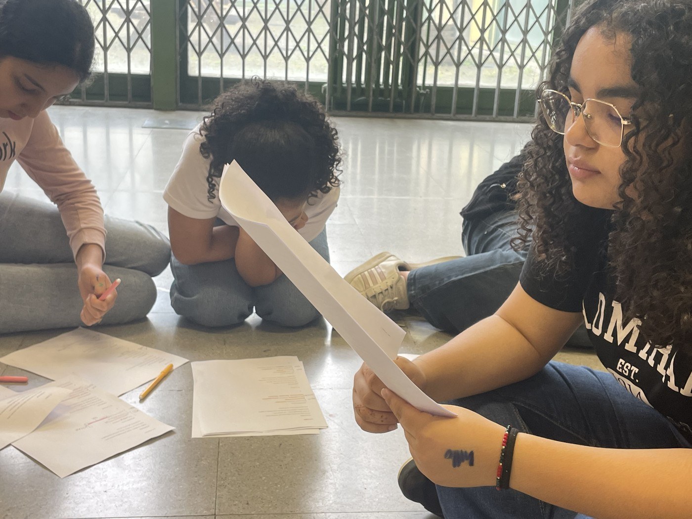 Studenti leggono e lavorano su fogli durante il laboratorio SAM