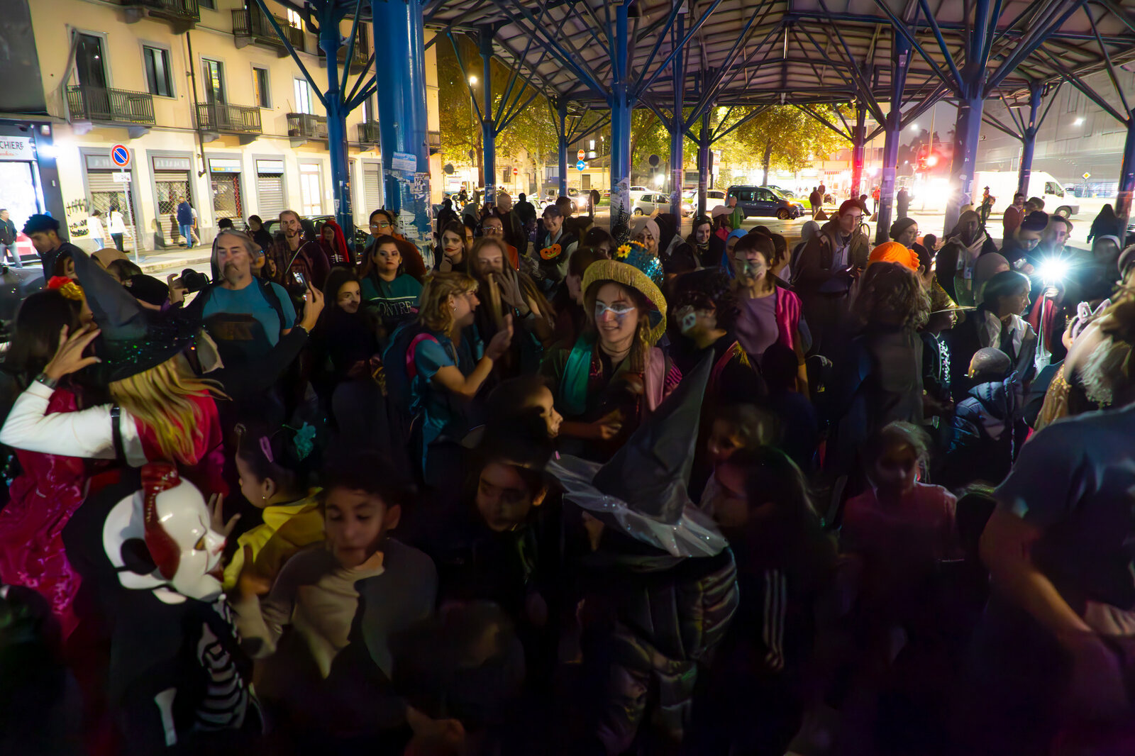 Pubblico riunito durante un evento culturale di comunità