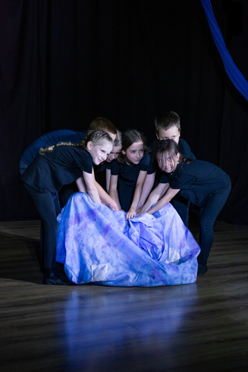 Bambine e bambini impegnati in una scena teatrale