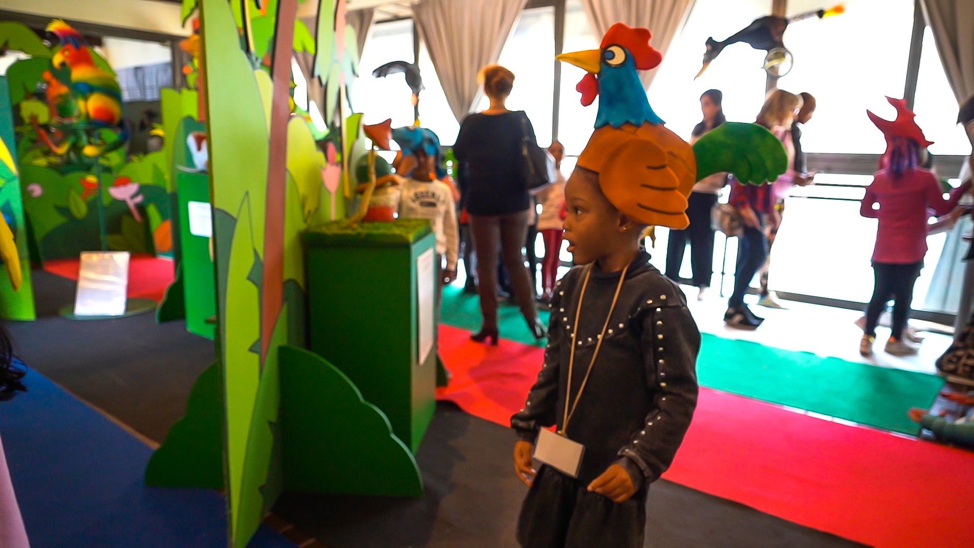 Bambini visitano la mostra tra i mostri di Mondo Babonzo