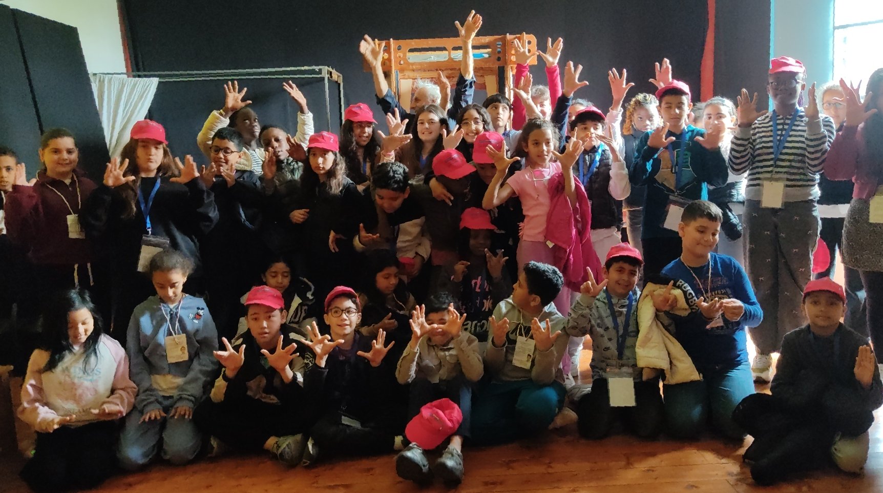La classe al completo dopo lo spettacolo dei burattini