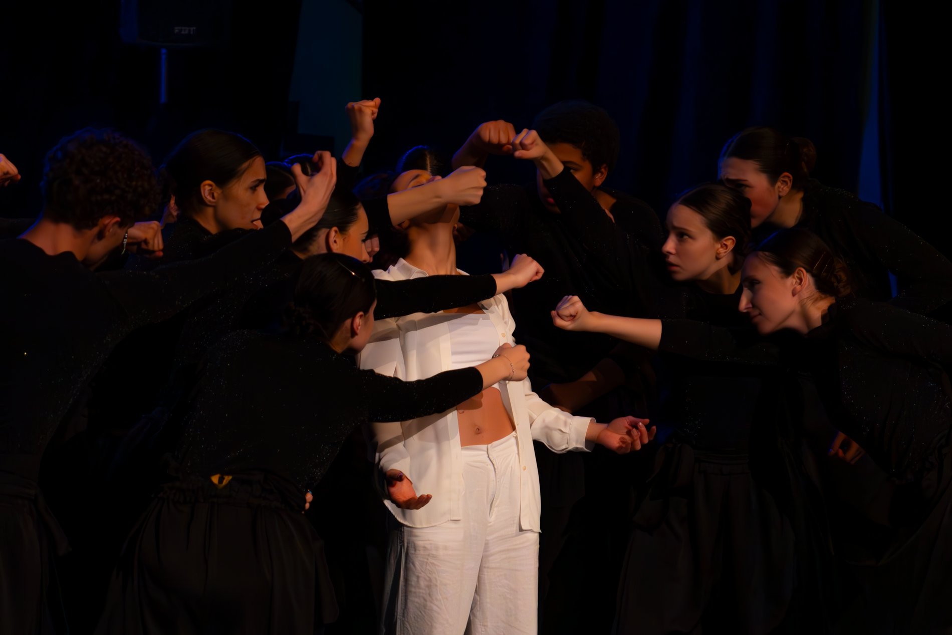 Performance collettiva sul palco di FAM