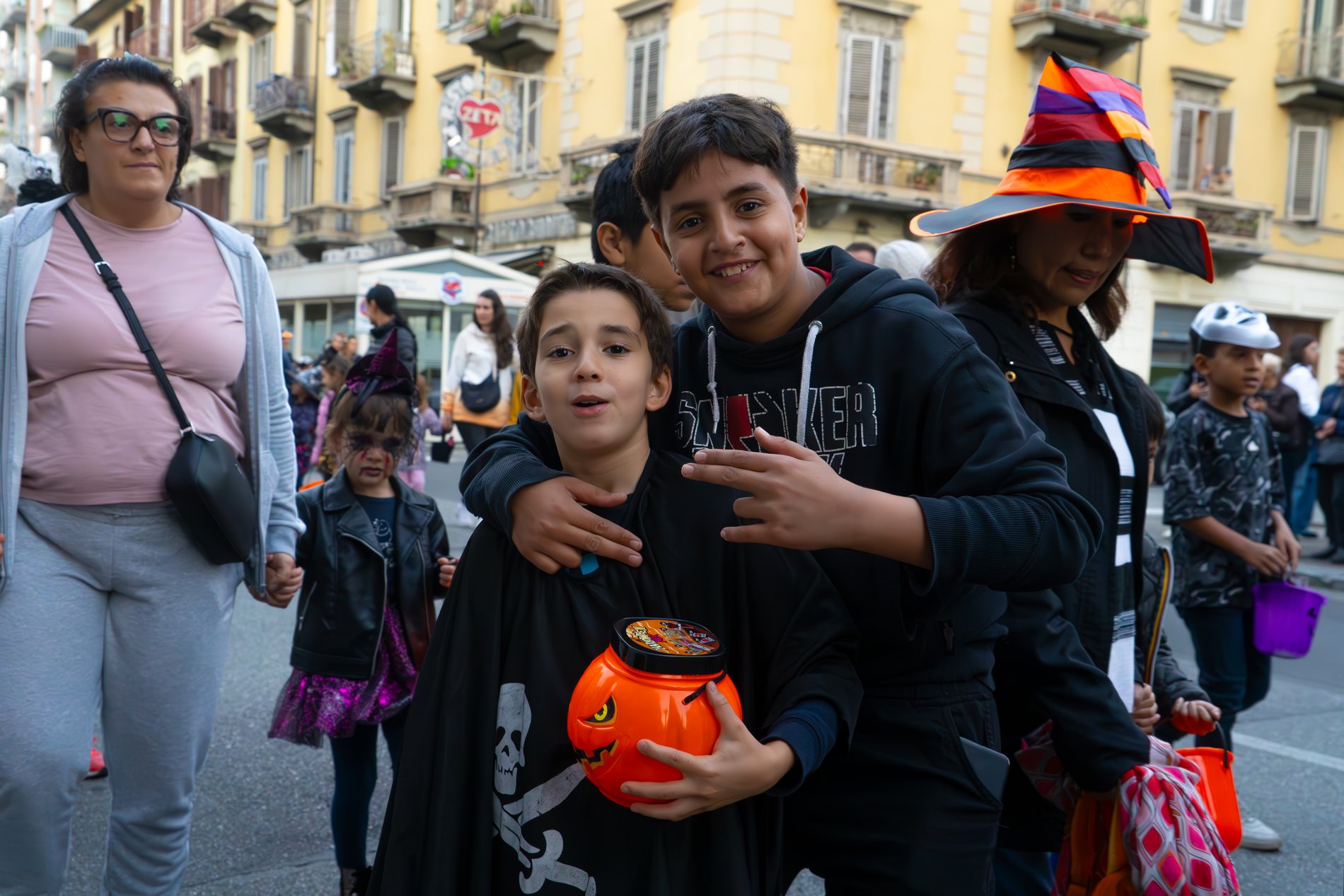Bambini in costume durante Halloween in Barriera