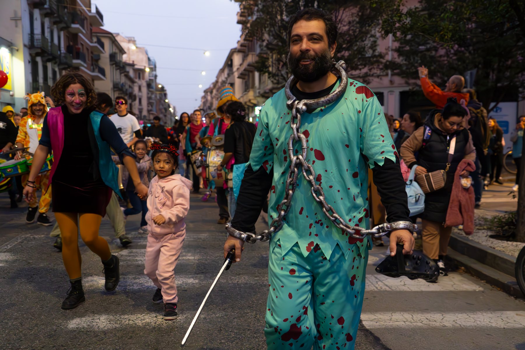 Un corteo di famiglie e musicisti attraversa Barriera
