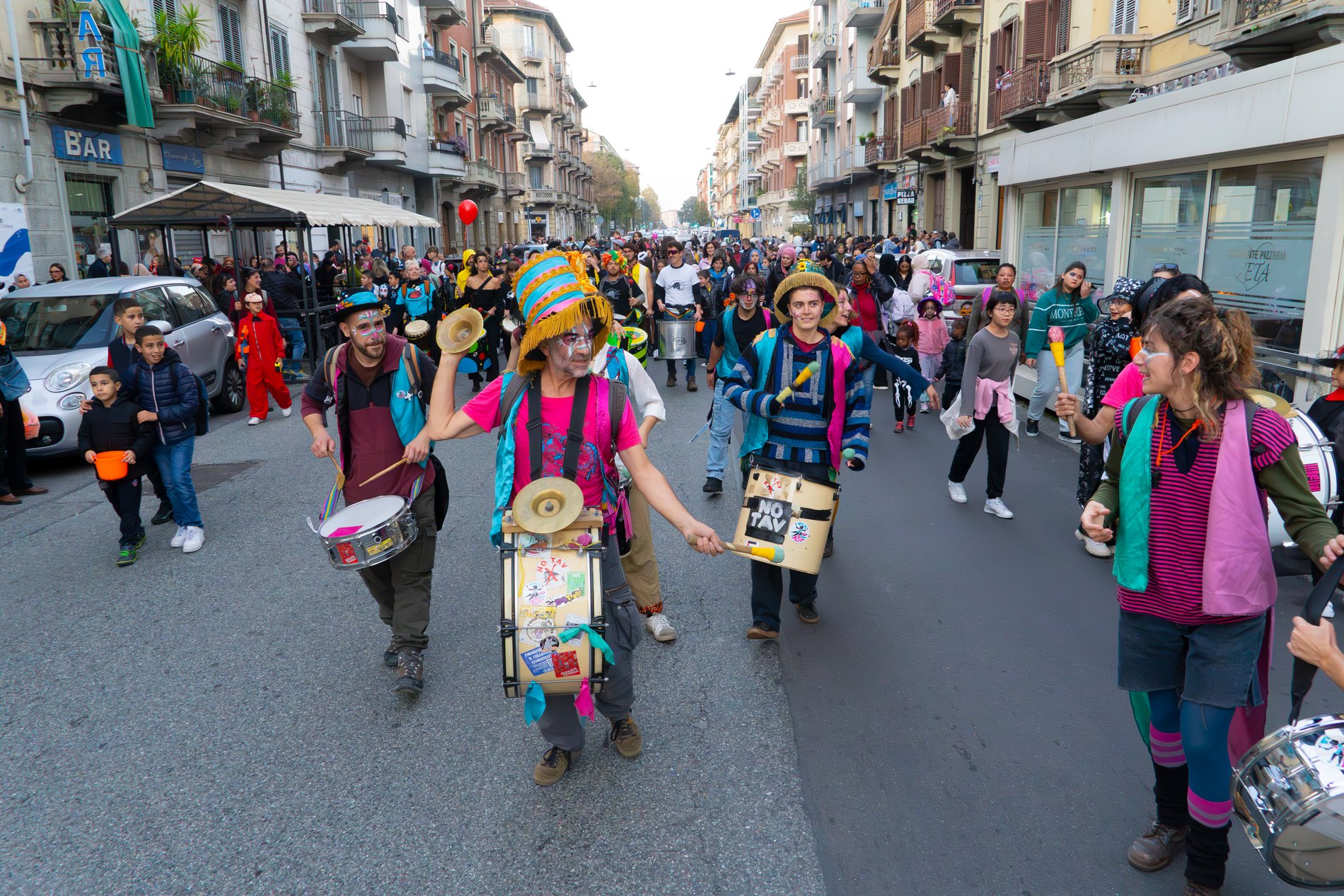 Il corteo musicale attraversa il quartiere di giorno
