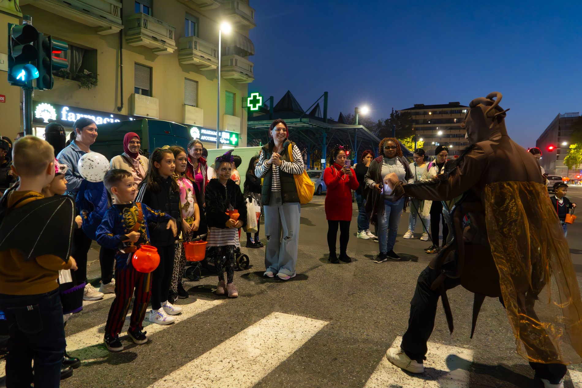 La sfilata di Halloween di comunità attraversa Barriera di Milano