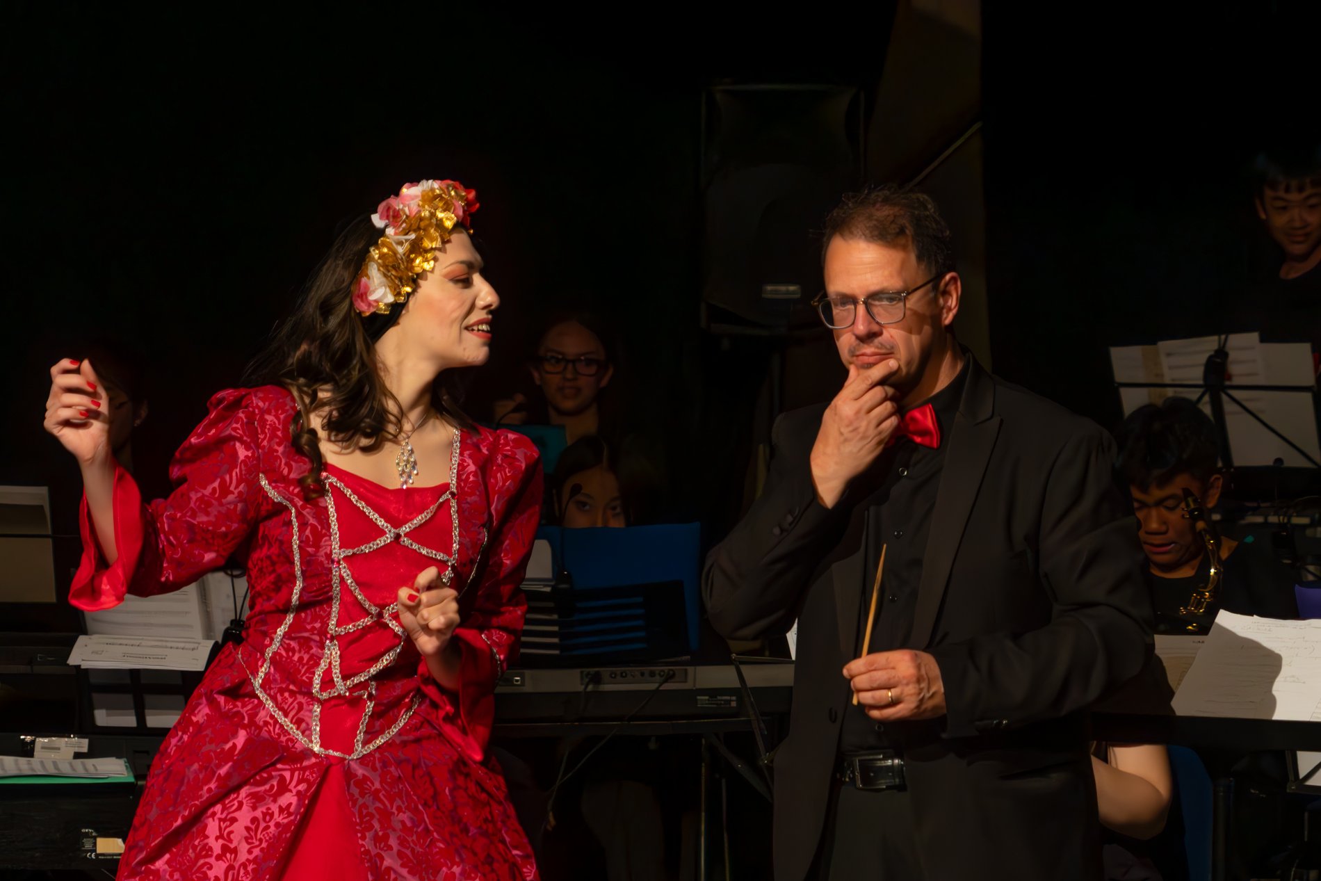 Due interpreti di Ciao Marchesa! sul palco del Teatro Marchesa