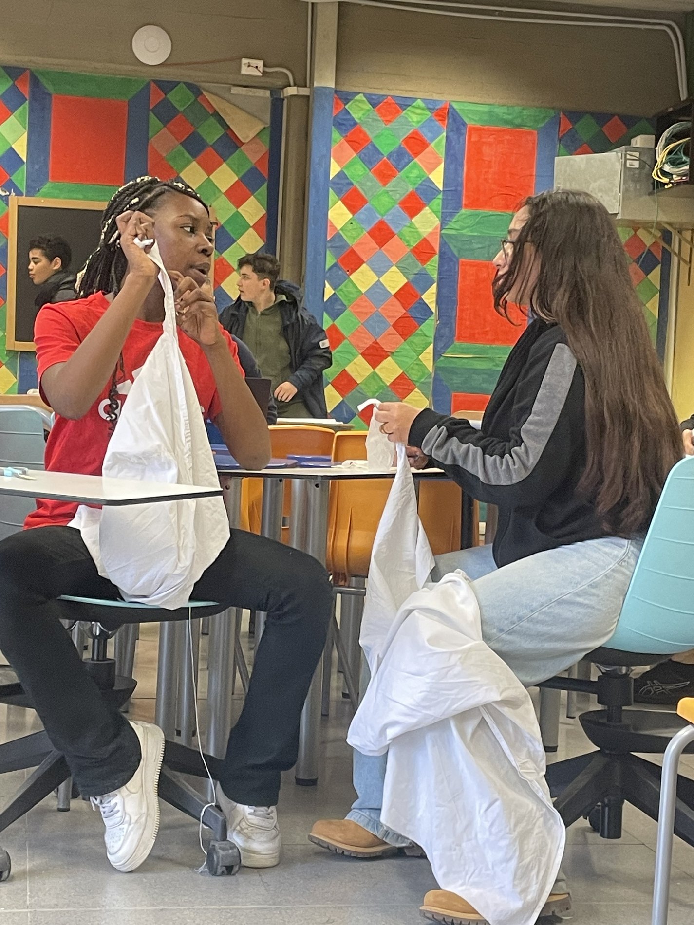 Ragazze e ragazzi interpretano una scena in classe